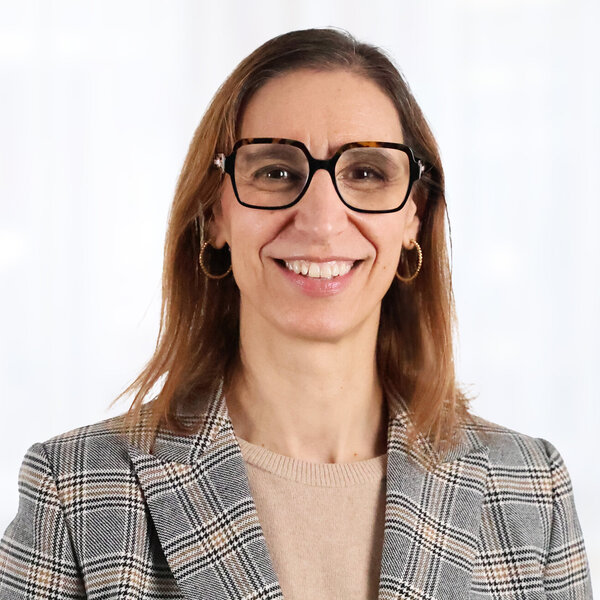 Stefania Cimino Portraitaufnahme von Stefania Cimino, Partnerin am Institute of Brand Logic in Innsbruck, Tirol