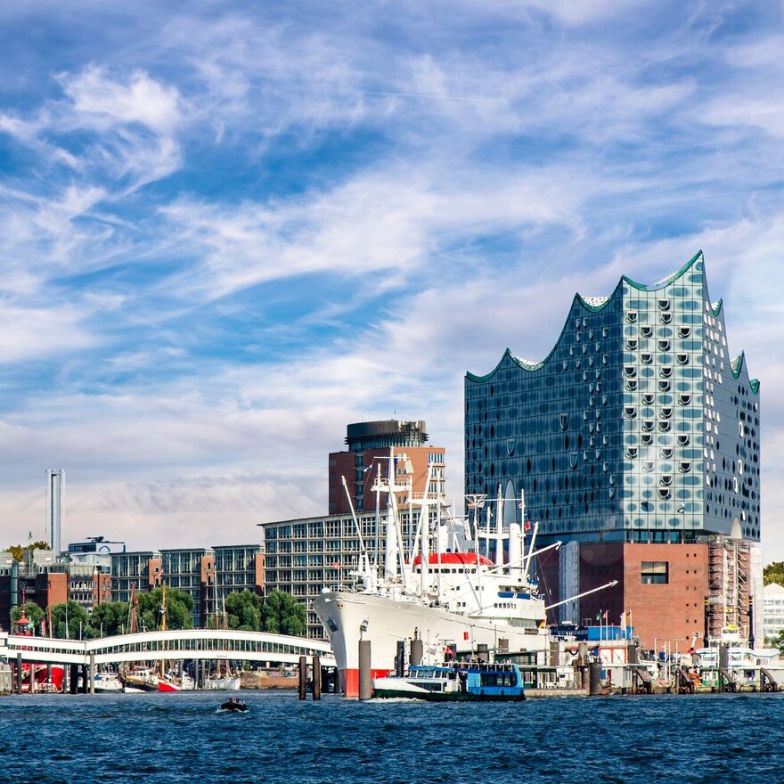 Hafen Hamburg im Gegenlicht mit Sonne