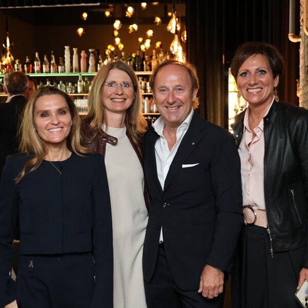 Eine Gruppe von Unternehmern lächelt in die Kamera