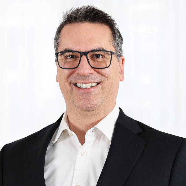 Florian Schmid Portraitfoto von Florian Schmid, Partner am Institute of Brand Logic in Innsbruck, Tirol