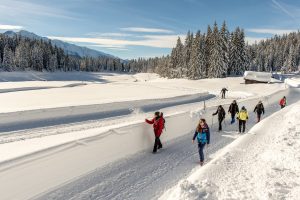 Winterlauber spazieren in einer tief verschneiten Winterlandschaft